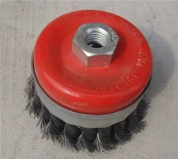 グラインダーにカップブラシを使用する際の安全上の注意点はありますか?